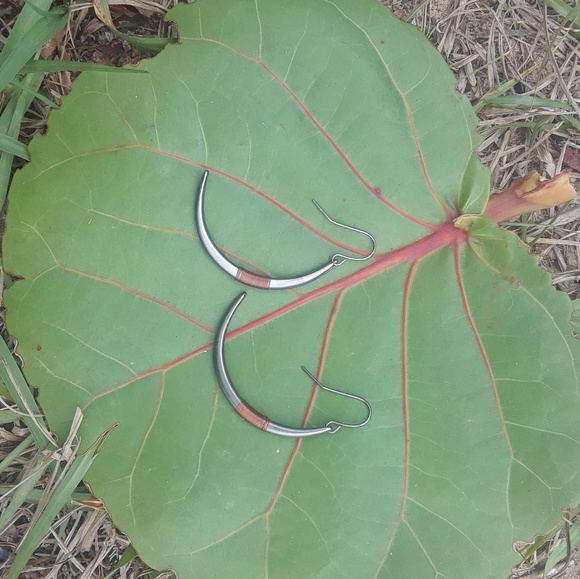 Gunmetal and wire dangle moon earrings - Picture 4 of 4